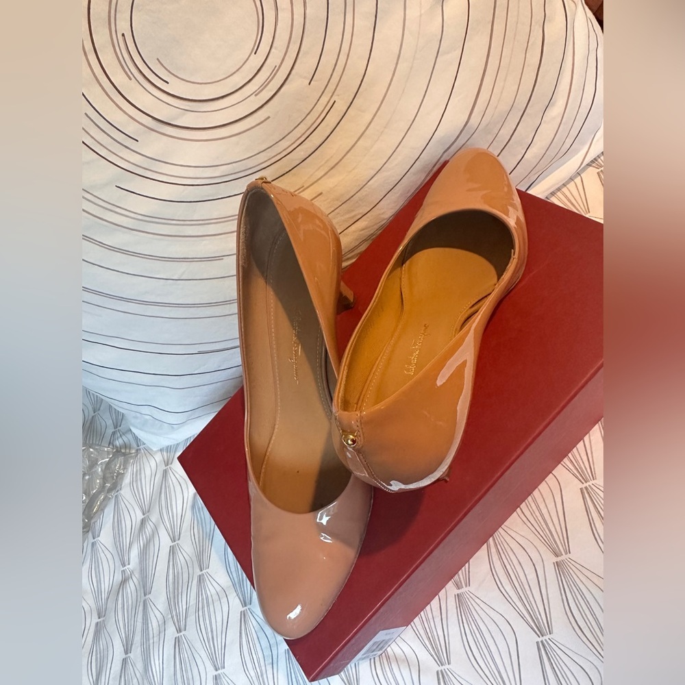 Salvatore Ferragamo nude blush patent Leather Heels pumps. Size 8 B.